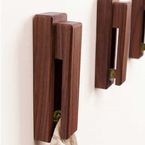 Étagère murale rustique personnalisée en bois de hêtre Collins avec crochets suspendus pour vestes, manteaux, chapeaux et écharpes - Product Image 5