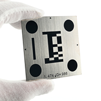 Placa de Identificación de Metal con Código QR Grabado con Láser en Acero Inoxidable Resistente a la Corrosión para Entornos Industriales Extremos