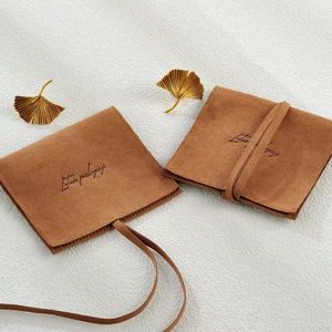 Sacs d'emballage pour bijoux de haute qualité avec logo personnalisé en relief, petits sacs en microfibre avec nœud papillon 8*8cm, pochette pour bijoux - Product Image 1