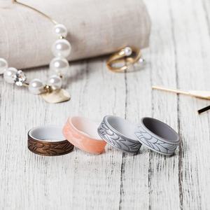 Hochwertiger Damen-Ehering aus Silikon mit geprägtem Muster - Product Image 5