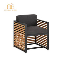 Ensemble table et chaises de salle à manger d'extérieur en aluminium au design moderne, avec coussins imperméables et parasol, léger et polyvalent pour hôtels, jardins et entrées.