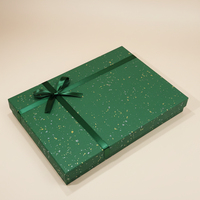 Boîte à bijoux en carton rigide vert forêt avec reflets dorés, conçue par Signature Architectural Studio, avec couvercle et base raffinés, coffret cadeau