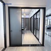Puerta Corredera Interior Moderna de Triple Panel JINGCHEN, Marco Delgado de Aleación de Aluminio, Vidrio Templado Insonorizado, Color y Tamaño Personalizables
