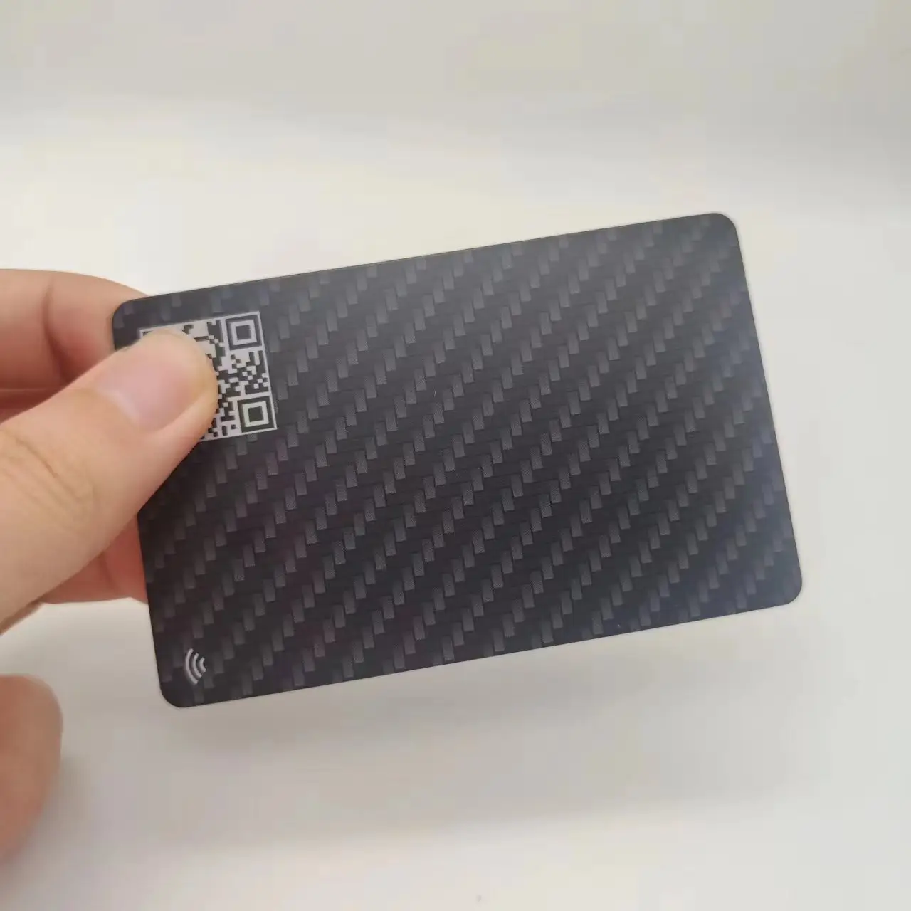 Rivestimento UV con stampa completa 4/4 di alta qualità NTAG 213 tessere adesive NFC in plastica nera opaca