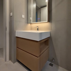 Vanité de salle de bain intelligente avec finition en bois | Rangement intelligent et miroir amélioré par la technologie - Product Image 3