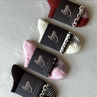 Chaussettes de Pilates personnalisées Pialtes Studio, design estival, jolies chaussettes antidérapantes avec broderie à volants
