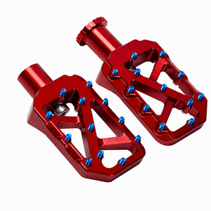พักเท้ามอเตอร์ไซค์ CNC อัลลอยด์น้ำหนักเบา แพลตฟอร์มขนาดใหญ่ ป้องกันการลื่น พร้อมหมุดยึด สำหรับตกแต่งมอเตอร์ไซค์ - Product Image 3