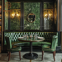 Meubles de luxe pour café, restaurant, chaises en cuir vert et ensemble de table ronde en marbre avec canapé incurvé pour la restauration fine