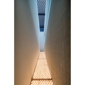 Diseño interior minimalista de villa con estructura de acero ligero para espacios de vida modernos - Product Image 4