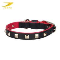 Collier pour chien en cuir PU bicolore noir et rouge OEM ODM avec rivets métalliques, étiquette nominative gravée vierge et boucle dorée réglable