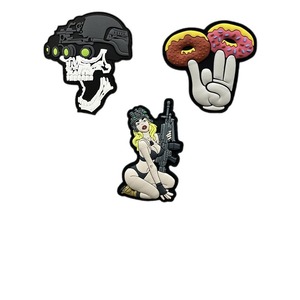 Бикини девушка Тактический Патч Забавный шокирующий пончик ПВХ патч липучка значок пальцы - Product Image 5