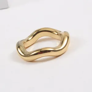 Gioielli alla moda in acciaio inossidabile placcato in oro 18 carati grassetto grosso anello ondulato regalo da donna
