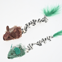 Jouet interactif pour chat en peluche avec souris à herbe à chat, clochette et queue à plumes, résistant aux morsures