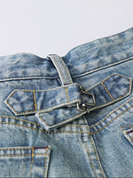 Shorts en jean vintage effet délavé, avec sangle de taille arrière réglable à boucle, coupe ample et jambe large pour femme, idéal pour un look décontracté ou urbain.