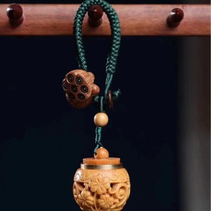 Pendentif de téléphone en bois de santal vert, gourde de lotus creuse, style chinois, diffuseur sculpté, ornement porte-clés avec cordon - Product Image 3