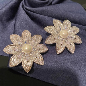 Eleganti Orecchini a Perno con Perle Finte e Motivi Floreali, Gioielli di Lusso da Donna, Zirconi Scintillanti, per Uso Quotidiano e Regalo - Product Image 6
