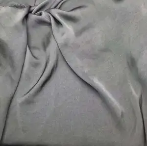 Saten giysi kumaşı/100GSM polyester yumuşak dövülmüş saten/polyester dövülmüş saten malzeme