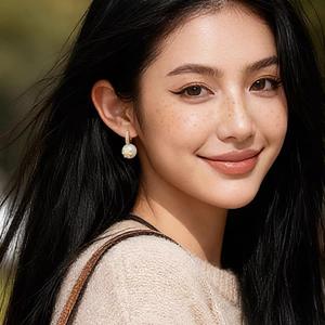 Orecchini a Perno in Kevlar con Effetto Perla, Stile Francese Estetico di Tendenza con Motivo a Fiocco di Neve Invernale per Donne - Product Image 1