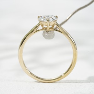 Bague Starsgem Single Diamante, bijoux fins, diamant synthétique, design classique, or 10 carats, diamant cultivé en laboratoire. - Product Image 4