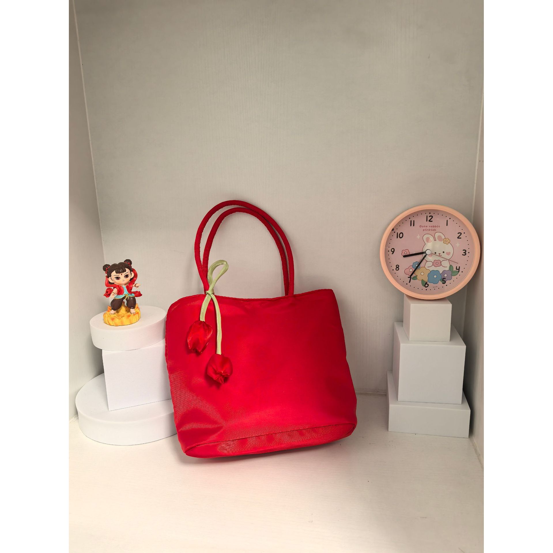 (Dos manos sosteniendo una bolsa de color rojo brillante, excluyendo colgantes)