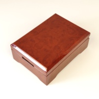 Boîte à parfum en bois de burl brillant avec doublure en velours, logo personnalisé, emballage de luxe pour collection de parfums et cosmétiques