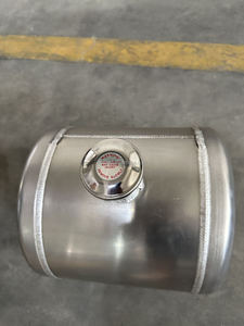 Tanque de Combustible de Aluminio Hilado de 2.9 Galones, 8" x 14", con Llenado Central, Conexión NPT de 1/4", para Diésel/Aceite/Combustible - Product Image 3