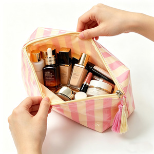 Pochette de maquillage personnalisée en PVC imperméable à rayures avec fermeture éclair à pompon, pochette de <span class=keywords><strong>voyage</strong></span> brillante pour cosmétiques, organiseur de toilette portable, sac de rangement - Product Image 4