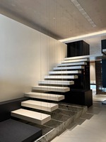 Escalier droit fixé par boulons anti-chute Prima Metal en acier galvanisé et acier inoxydable pour les atriums de centres commerciaux et les passages publics