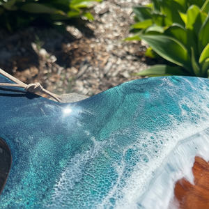 Nouvelle planche à fromage avec design unique fait à la main et poignée planche à découper en bois de hêtre et résine époxy Ocean Wave - Product Image 1