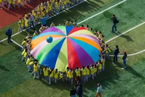 <span class=keywords><strong>Parachute</strong></span> arc-en-ciel pour enfants de haute qualité, durable, multicolore, 6 pieds, avec 8 poignées, pour les <span class=keywords><strong>jeux</strong></span> d'équipe en plein air à l'école, logo personnalisé - Product Image 5