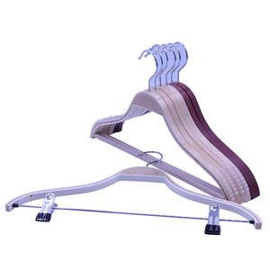 Percha <span class=keywords><strong>de</strong></span> madera estilo <span class=keywords><strong>Zara</strong></span> para <span class=keywords><strong>mujer</strong></span> adulta con logotipo personalizado Perchas <span class=keywords><strong>de</strong></span> madera Premium - Product Image 1