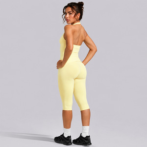 Ensemble de sport personnalisé pour femme : Crop top dos nu col halter, débardeur respirant ajusté et legging capri push-up pour fitness et yoga - Product Image 5
