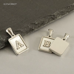 Colgante Rectangular con Inicial de Madreperla |   Charm de Letra del Alfabeto con Concha Natural, Chapado en Oro PVD de 18K, en Acero Inoxidable - Product Image 6