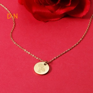 Collar Dina Inspire Jewelry de Acero Inoxidable con Baño de Oro de 18K, Personalizado con Disco de Flores de 12 Meses, Grabado con la Palabra Mamá - Product Image 2