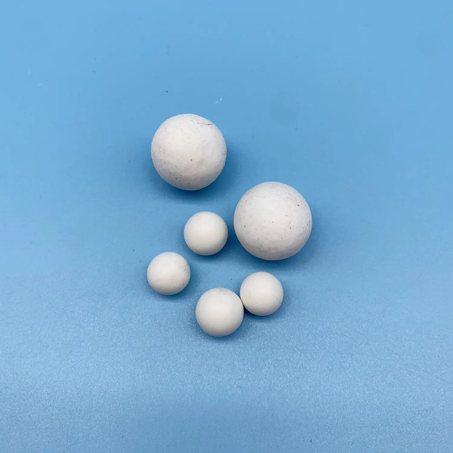 Bolas de cerámica Al2O3 de medios de molienda de cerámica de alúmina 92% para uso en molinos de molienda