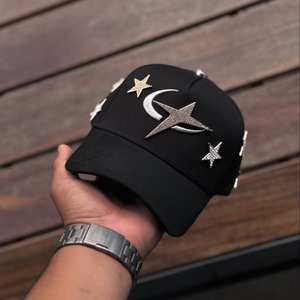 Cappellini da Baseball Personalizzabili con Ricamo 3D, Etichette Metalliche con Strass, Visiera in Cotone Scamosciato e Fodera in Raso - Product Image 4