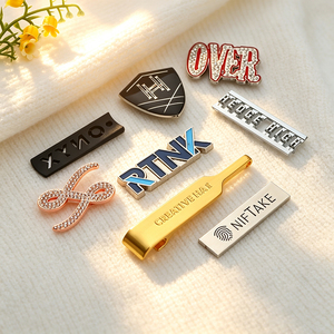Etiqueta metálica premium personalizada con letras en relieve, etiqueta de marca en relieve de aleación de zinc galvanizada para ropa urbana y bolsos. - Product Image 4