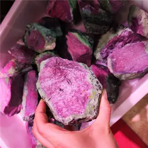 자연적인 epidote 거친 돌 루비 원석