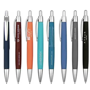قلم من البلاستيك اللامع باللون الفضي, قلم مطلي بالمطاط ومطلي بمادة ناعمة الملمس ويمكن استخدامه في الفنادق أو العلامة التجارية المخصصة حسب الطلب