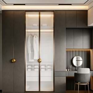 Armoire en verre moderne de luxe personnalisée Balom, porte en verre nervuré, cadre doré, intégrée dans la chambre à coucher - Product Image 4