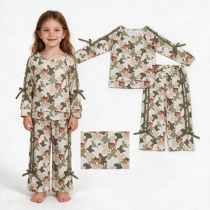 Ensemble 2 pièces camouflage cerf pour petites filles, haut à manches longues avec nœud décoratif et pantalon large à rayures latérales, style chasse pour enfants, décontracté au quotidien - Product Image 1