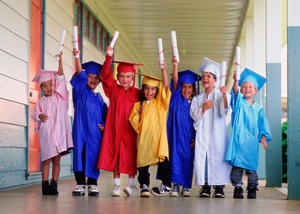 Vestido de Graduación para Niños en Oferta, Disfraz Personalizado de Preescolar con Birrete en Venta - Product Image 4