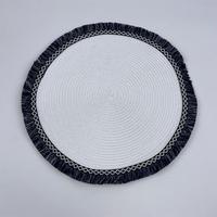 Set de table rond tressé contemporain blanc avec bordure à franges noires pour dîners formels, fêtes à thème et décoration de table intérieure
