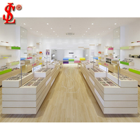 Maßgefertigte LED-Beleuchtete Optiker-Wandvitrine Moderne Brillen-Ausstellungsvitrine Sonnenbrillen-Brillenständer Optischer Verkaufsdisplay