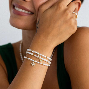Bracelet en perles de perles d'eau douce faites à la main avec pendentif lettre initiale A-Z en or pour femmes - Product Image 1