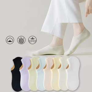 Chaussettes de cheville respirantes et mignonnes avec logo personnalisé pour femmes – Chaussettes de sport confortables et tendance pour l'école - Product Image 1