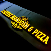 Letrero Luminoso Personalizado |   Letrero LED con Iluminación Frontal de Cristal de Diamante 3D |   Letrero Acrílico con Logotipo en Tonos de Joyería para Fachada y Interior
