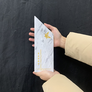 Honor Trofeo de mármol de cristal blanco de cuarzo al por mayor con logotipo de impresión UV elegante con patrón de modelo y tallado para recuerdo - Product Image 4