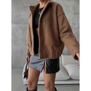 Chaqueta Universitaria para Niñas, Otoño-Primavera, Cuero Marrón, Personalizable con Logotipo, Bordado, Diseño Letterman Corto, Poliéster - Product Image 1