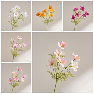 Bouquet de fleurs artificielles CallaFloral Cosmos blanc et orange en PVC pour décoration intérieure et arrangements de mariage - Product Image 3